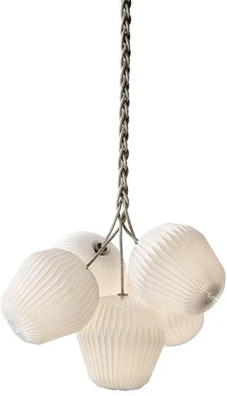 Le Klint THE BOUQUET Medium Chandelier viidellä vakiovarjostimella